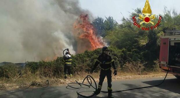 Vasto incendio in Sardegna, le fiamme vicine alle abitazioni