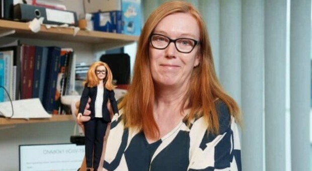 AstraZeneca, la fondatrice Sarah Gilbert diventa una Barbie: «Così ispira le ragazze a lavorare nella scienza»