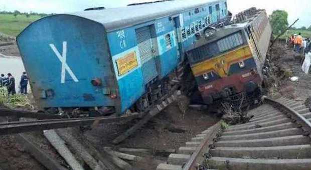 India, treni deragliati nella regione del Madhya Pradesh (foto da Twitter )