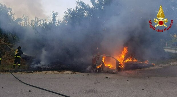 Incendio a Offida, auto in fiamme: il rogo attacca anche le sterpaglie