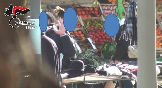 Frutta, verdura ed eroina al mercato di Piazzale Rudiae: blitz dei carabinieri all'alba, due arresti