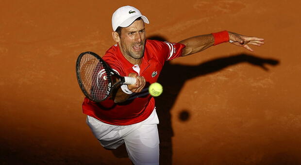 Roland Garros, Djokovic batte in rimonta Tsitsipas 3-2 a Parigi e vince il 19° torneo degli Slam