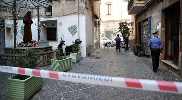 Omicidio a Napoli, boss ucciso con venti colpi tra la folla: è la faida per la droga nei vicoli del centro storico