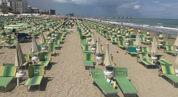 I vandali padroni della spiaggia di Senigallia: sigarette spente su lettini e ombrelloni