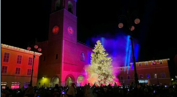 Si accende il Natale tra gli applausi, una magia di luci sulla chiesa di San Francesco