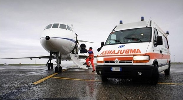 Neonato rischia la vita, trasportato d'urgenza a Genova con un volo militare