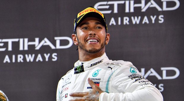 Formula 1, Hamilton apre alla Ferrari: «È normale guardarsi intorno»