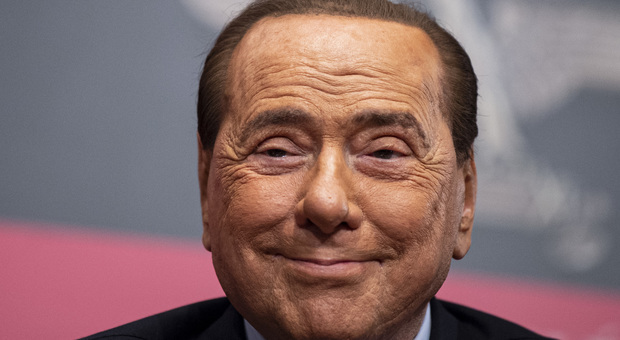 «Berlusconi, le ragazze lo "cavalcavano" a turno in una stanza buia. Barbara Guerra pagata per tacere...»