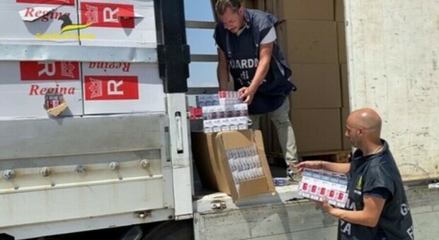 Contrabbando, sei arresti a Caserta: sequestrate 5,5 tonnellate di sigarette
