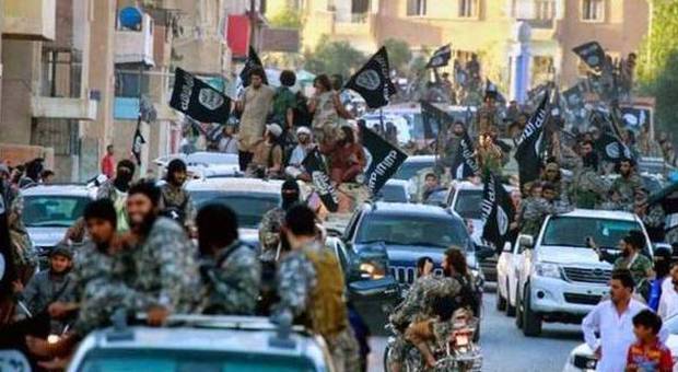 Libia, l'Egitto bombarda basi Isis. Il premier libico al-Thani: "Intervenire o arriveranno in Italia"