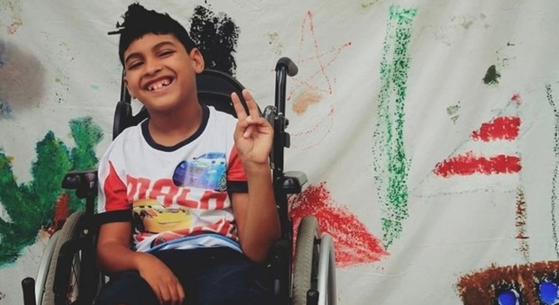 Sidi, bambino disabile in sedia a rotelle, sogna di imparare a camminare: «Servono 10 mila euro, aiutateci»
