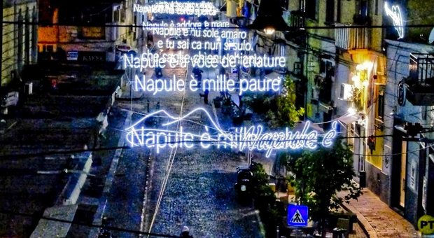 «Napule è», il testo della canzone di Pino Daniele diventa luminaria record alla Sanità
