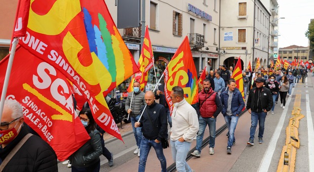 Sciopero, corteo di studenti e lavoratori in piazza Barche a Mestre