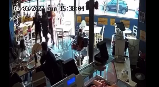 Rapina a mano armata in un ristorante nel Vesuviano, choc tra i clienti: «Attivare piano anti-crimine»