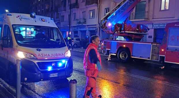 Ancona, rifiuta le cure mediche e minaccia con un coltello i soccorritori: per sedarla serve il taser e un escamotage
