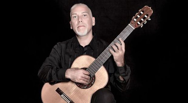Il chitarrista classico Roberto Fabbri