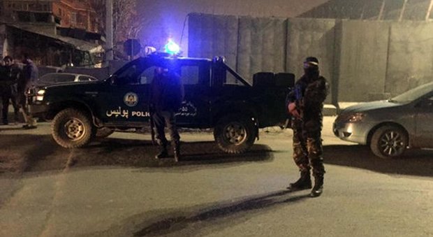 Razzo a Kabul, i talebani minacciano l'Italia: «Complice degli Usa»