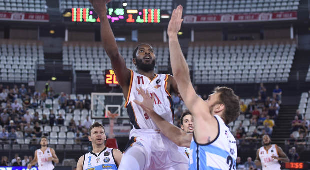 Basket, cuore e grinta, la Virtus Roma vince la prima in Serie A contro Cremona