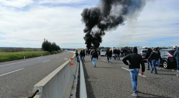 Scontri con gli ultrà del Bari in autostrada: pulmini del Lecce accerchiati e incendiati
