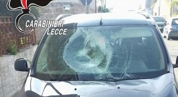 Lecce: lancia una bombola di gas sull'auto con all'interno compagna e figli, arrestato