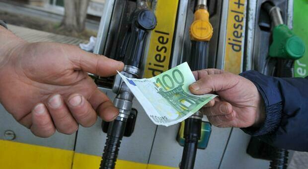 Benzina, è stangata: un pieno costerà undici euro in più