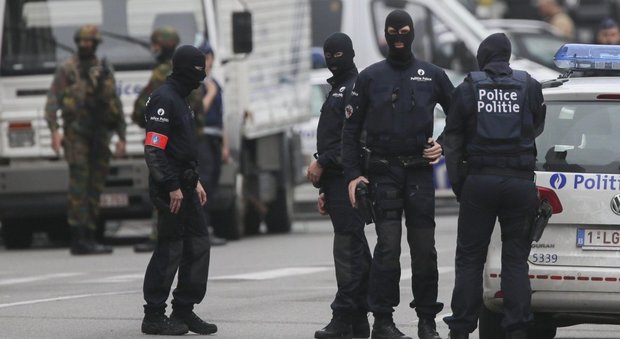 Bruxelles, sventato attentato in un centro commerciale: fermato uomo con cintura esplosiva