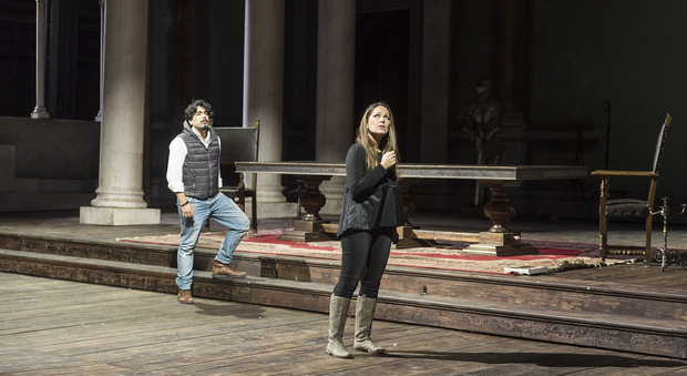 Due star per l'«Otello» al San Carlo dedicato ai migranti | Foto | Video