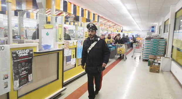 I carabinieri di Prata nel supermercato di Pasiano