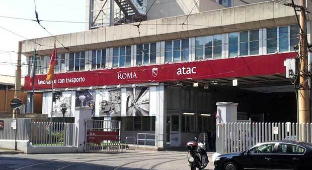 Roma, sospesi 18 macchinisti Atac per disservizi su metro A e B: «E ora paghino i danni»