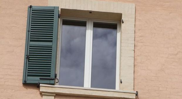 La finestra da cui si è staccata una persiana
