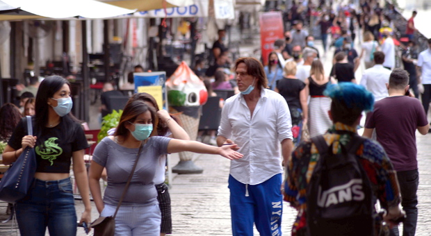 Gente per strada a Milano