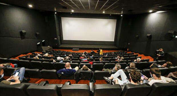 Cinema e teatri, meno restrizioni per il Covid: «Sì a capienza all'80%»