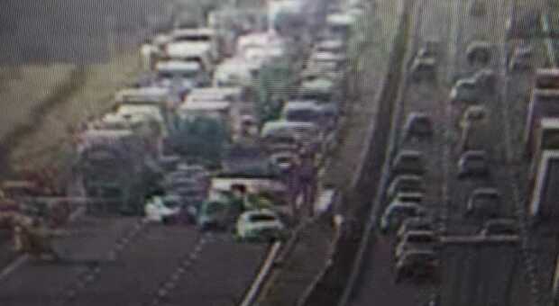 Incidente sull'A1 tra Ferentino e Anagni: uomo morto per un malore in auto. L'eliambulanza atterra in autostrada