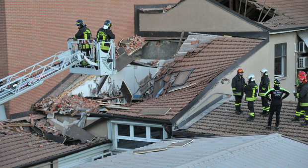Milano, crolla il tetto di un'officina: paura ma non ci sono feriti