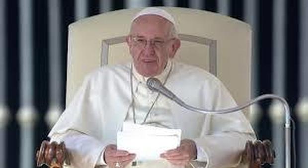 Papa Francesco tace sul dossier Viganò e torna a chiedere scusa per le vittime in Irlanda