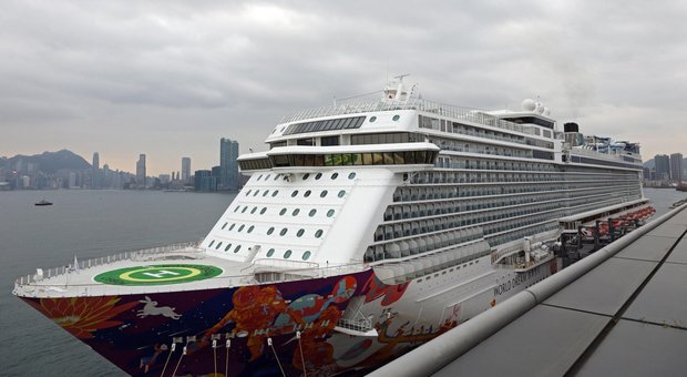Coronavirus, tutti negativi i 1.800 passeggeri della nave da crociera a Hong Kong: a bordo anche 35 italiani