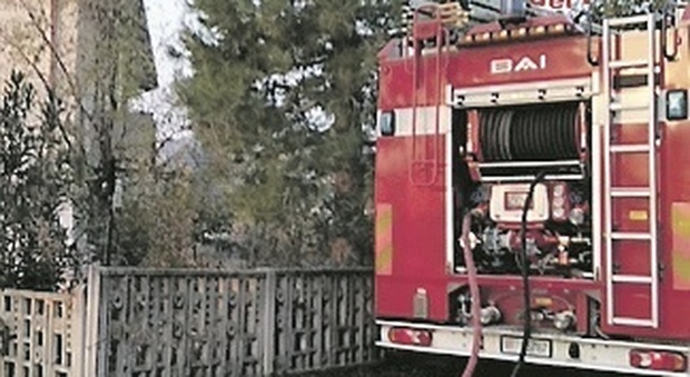 Pesaro, scoppia l'incendio nella mansarda, casa invasa dal fumo: salvata un'anziana
