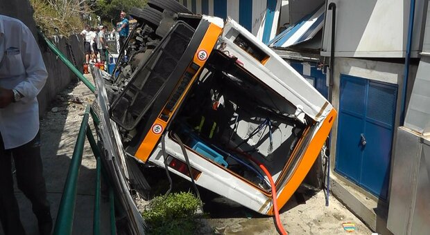 Il minibus uscito di strada a Capri, con la morte del conducente. A bordo anche una famiglia polesana di Castelmassa