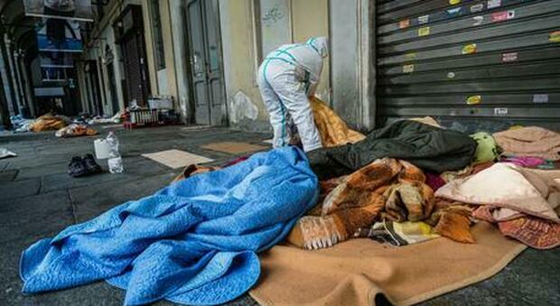 Torino, allontanati i senzatetto da sotto i portici del Duomo