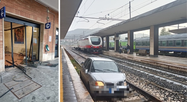 L'auto impazzita sfonda la sala d'attesa e “parcheggia” sui binari: tragedia sfiorata alla stazione di Fabriano