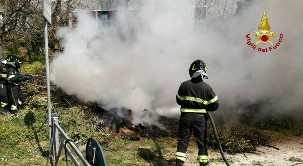 Sambucheto, scoppia l'incendio nel silos di una falegnameria: Vigili del fuoco impegnati da diverse ore