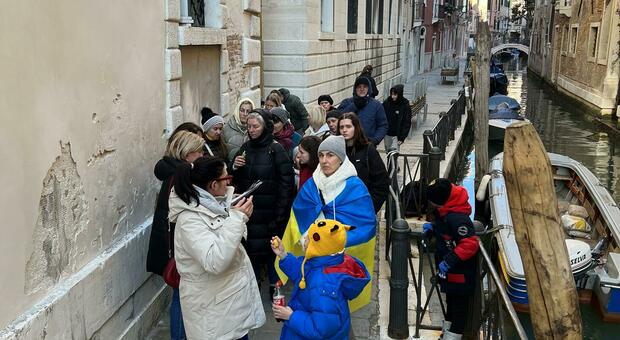 Bibione. Profughi ucraini a rischio trasferimento, la protesta in Prefettura a Venezia: «Non mandateci via da qui»