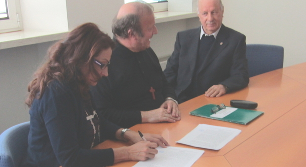 Morena Martini firma l'accordo con i Camilliani