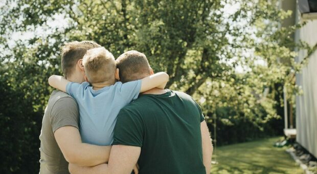 Coppia gay pesarese, un bimbo per due papà. L'adozione è stata accolta