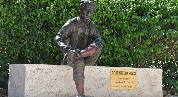 La statua dedicata a Costantino Rozzi vicino alla sede dell'Ascoli calcio