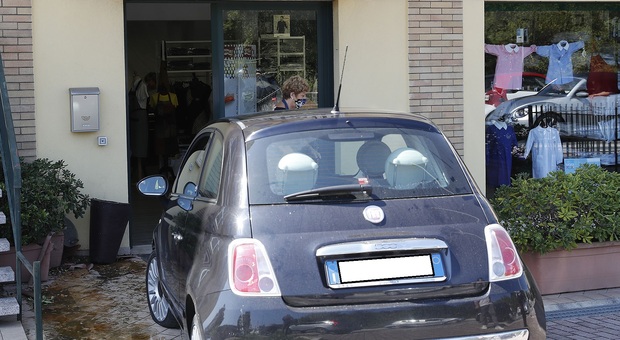 Malore alla guida, l'auto abbatte i vasi e si ferma a pochi metri da un negozio: grave una donna