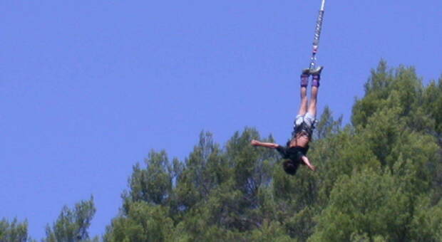 Orrore al "bungee jumping": mamma si lancia nel vuoto ma la corda non è legata, morta davanti ai tre figli