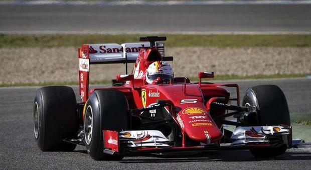 Ferrari, in Malesia Vettel e “Eva” cancellano un 2014 da incubo