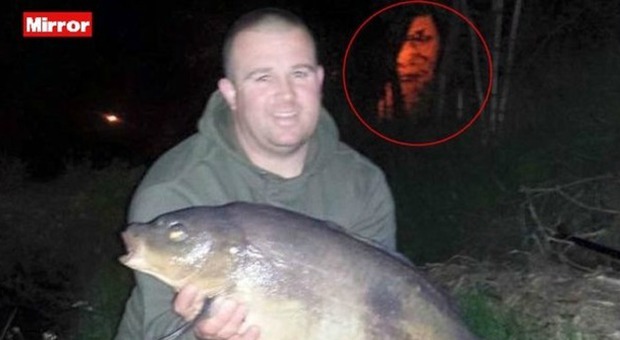 Dietro il pescatore c'è un volto inquietante: la foto vicino allo 'stagno dei suicidi' -GUARDA