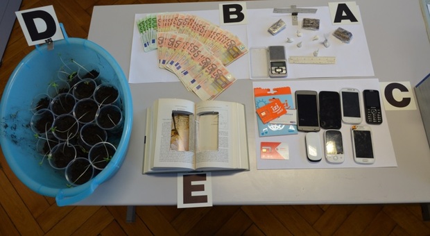 Telefonini, droga e soldi sequestrati dai carabinieri a Gorizia